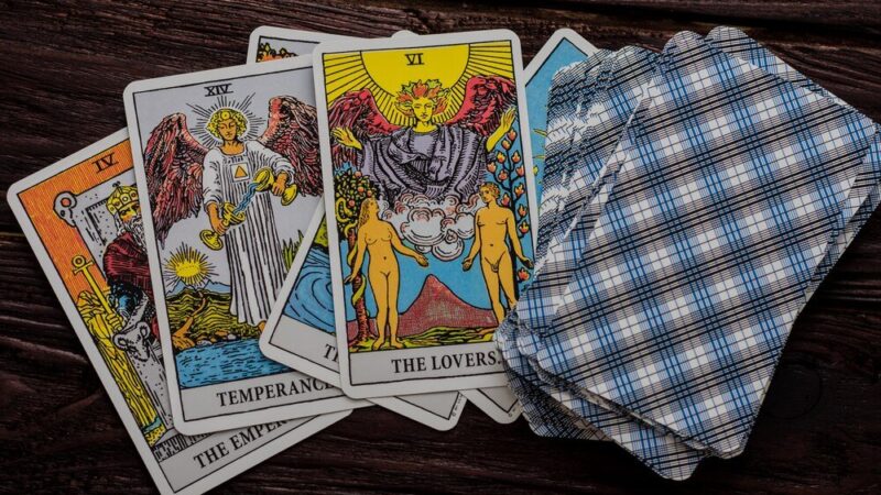 Znaczenie kart w tarocie: as karo, as kier, król pik i inne