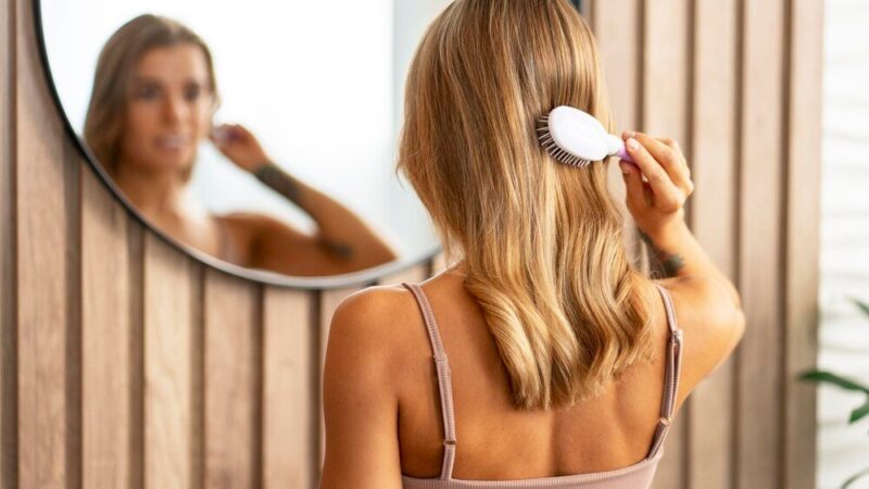 Dlaczego włosy się elektryzują – przyczyny i sposoby zapobiegania